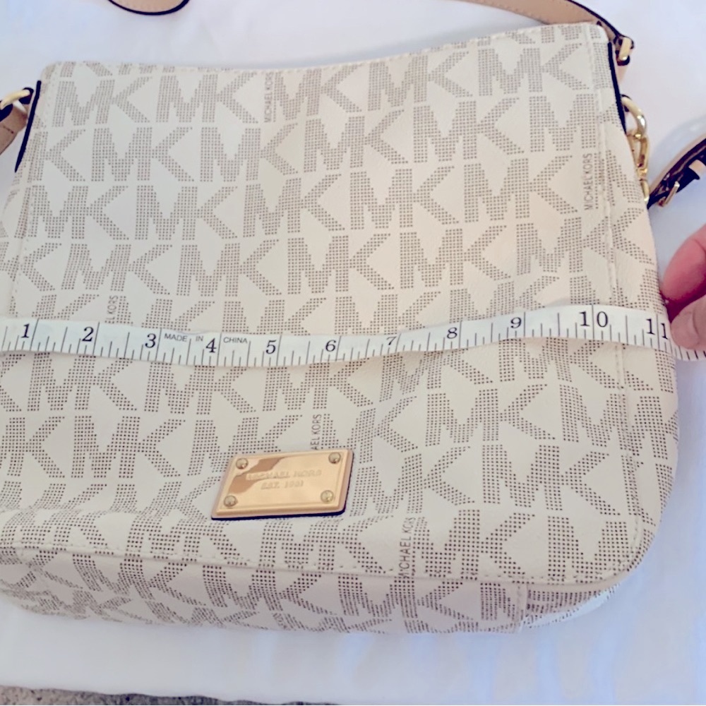 Michael Kors Jet Set Messenger Crossbody Bag in Cream - Picture 11 of 16